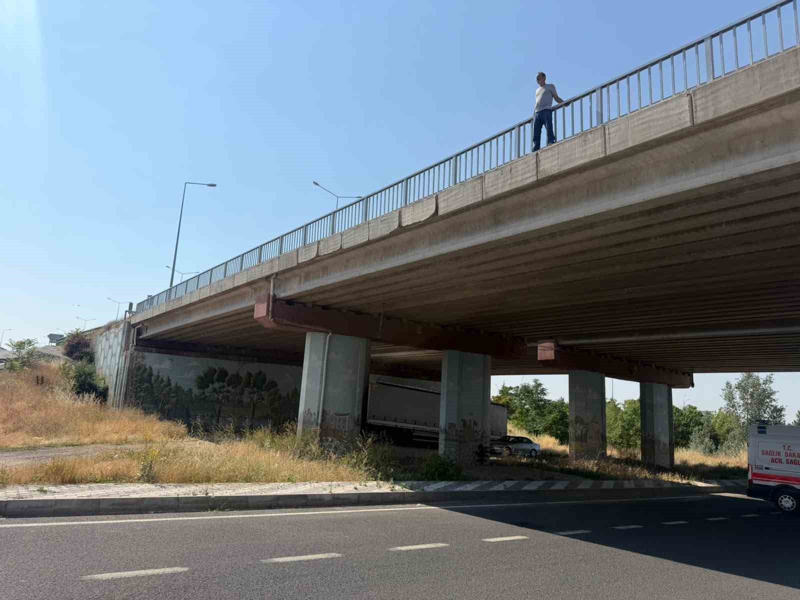 kavsakteki-ust-gecit-korkuluklarina-cikan-sahis-sebebi-ile-eskisehir-afyonkarahisar-yolu-trafige-kapandi