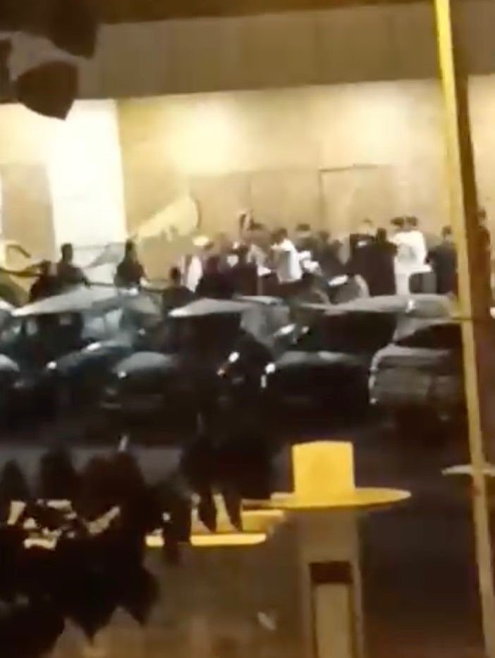 basaksehir-de-iki-grup-birbirine-girdi-sopa-ve-flama-direkleriyle-saldirdilar