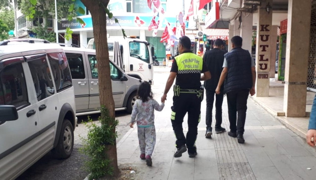 Kaybolan 5 Yaşındaki Çocuğu, Trafik Polisi Bulup Ailesine Teslim Etti