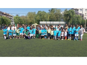 Futbol Sahasında Anneler Günü Kutladılar