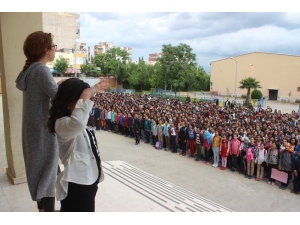 Öğretmeni İle Birlikte 1400 Öğrenciye Koro Şefliği Yapıyor