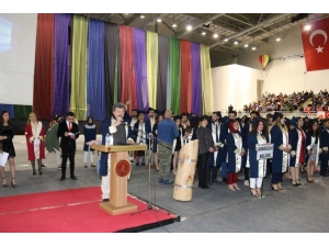 60 Yaşında Üniversiteden Mezun Oldu