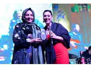 Şanlıurfa’da Anneler Sanatçı Gülay’ın Şarkılarıyla Eğlendi