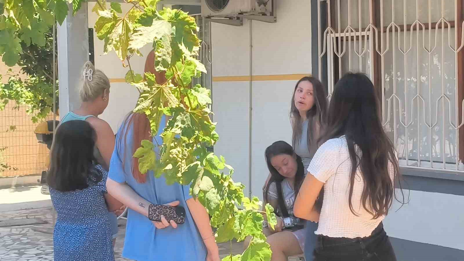yangini-haber-alinca-kosarak-geldi-vatandaslarin-apartmandan-cikardigi-kizina-sarildi