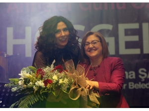 Işın Karaca Anneler İçin Sahne Aldı