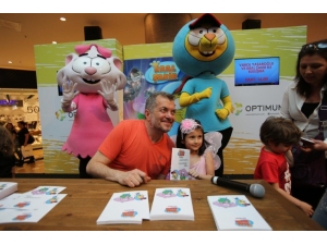 Ünlü Karikatürist Yaşaroğlu Minik Hayranlarıyla