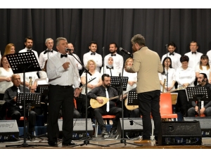 Türk Halk Müziği Korosu Anneler İçin Söyledi
