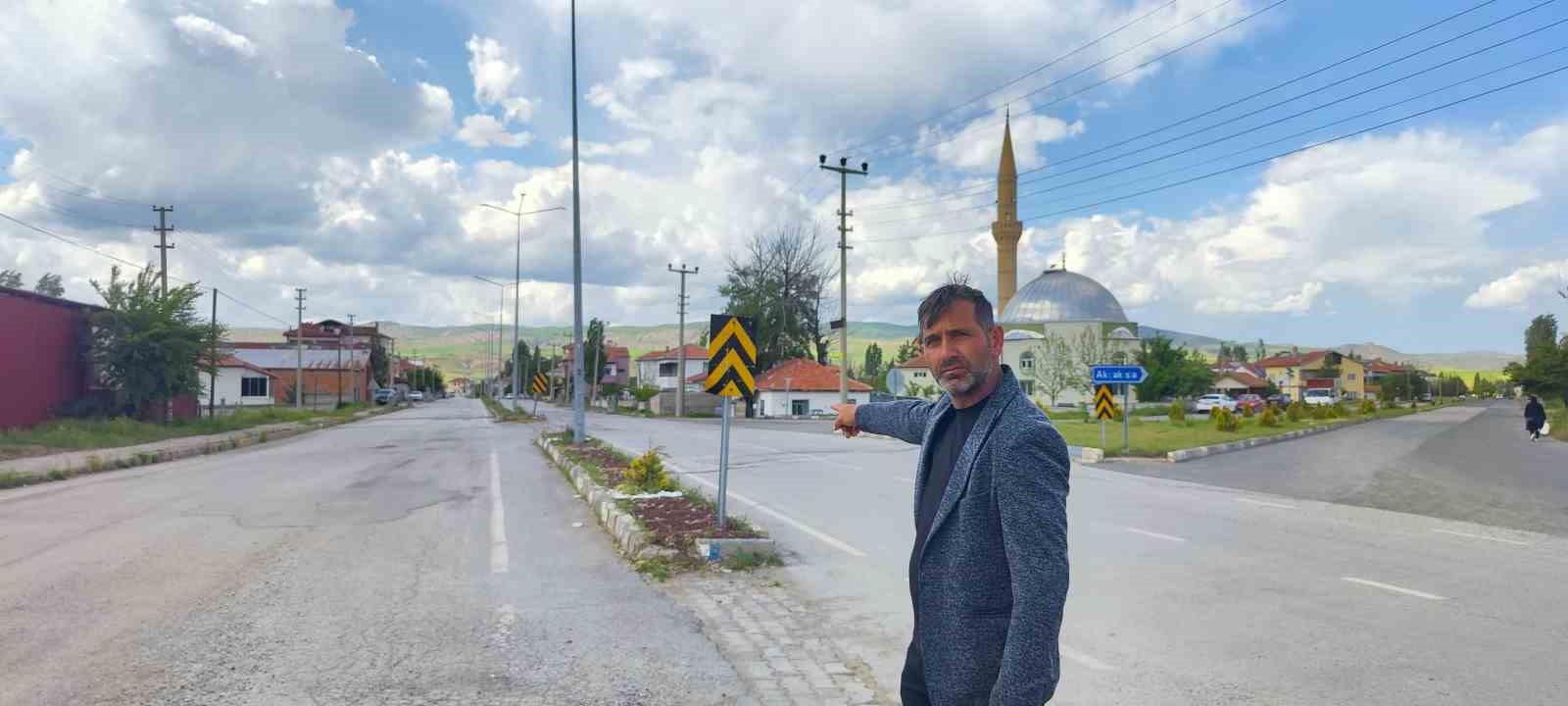 bozuk-yollar-tepki-cekti-mahalleli-isyan-etti