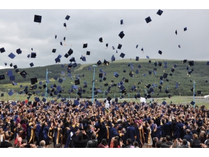 Arü’de Yoğun Yağış Altında Mezuniyet Coşkusu
