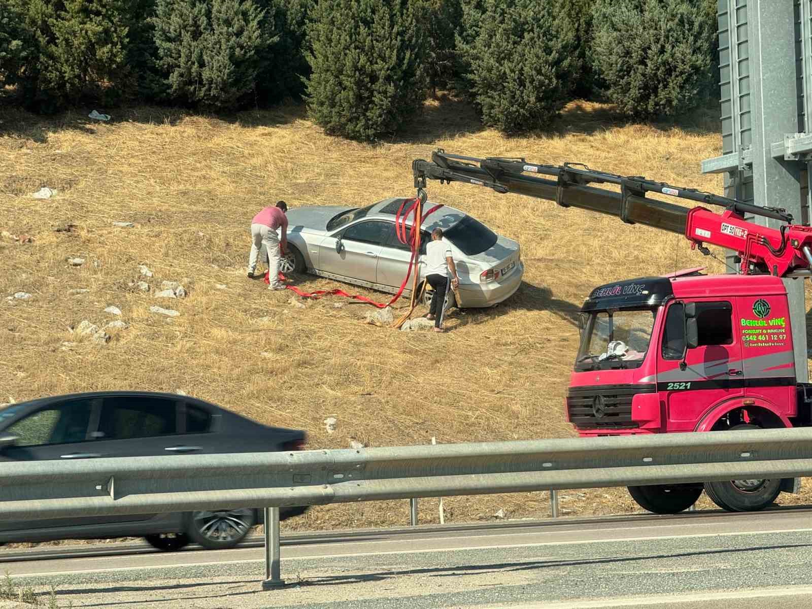 bursa-da-otomobil-bariyerleri-asarak-tarlaya-uctu