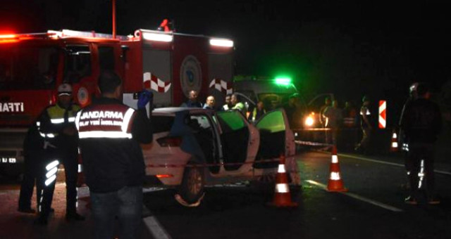 Tekirdağ'da İki Otomobil Kafa Kafaya Çarpıştı: 2 Ölü, 1 Yaralı