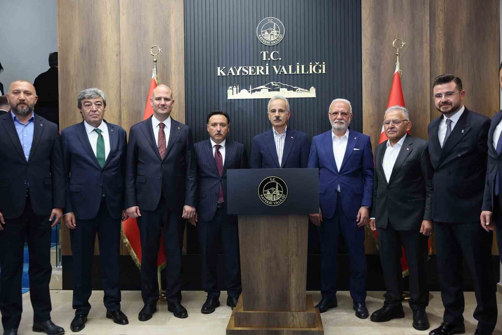 bakan-uraloglu-ndan-vali-cicek-e-ziyaret