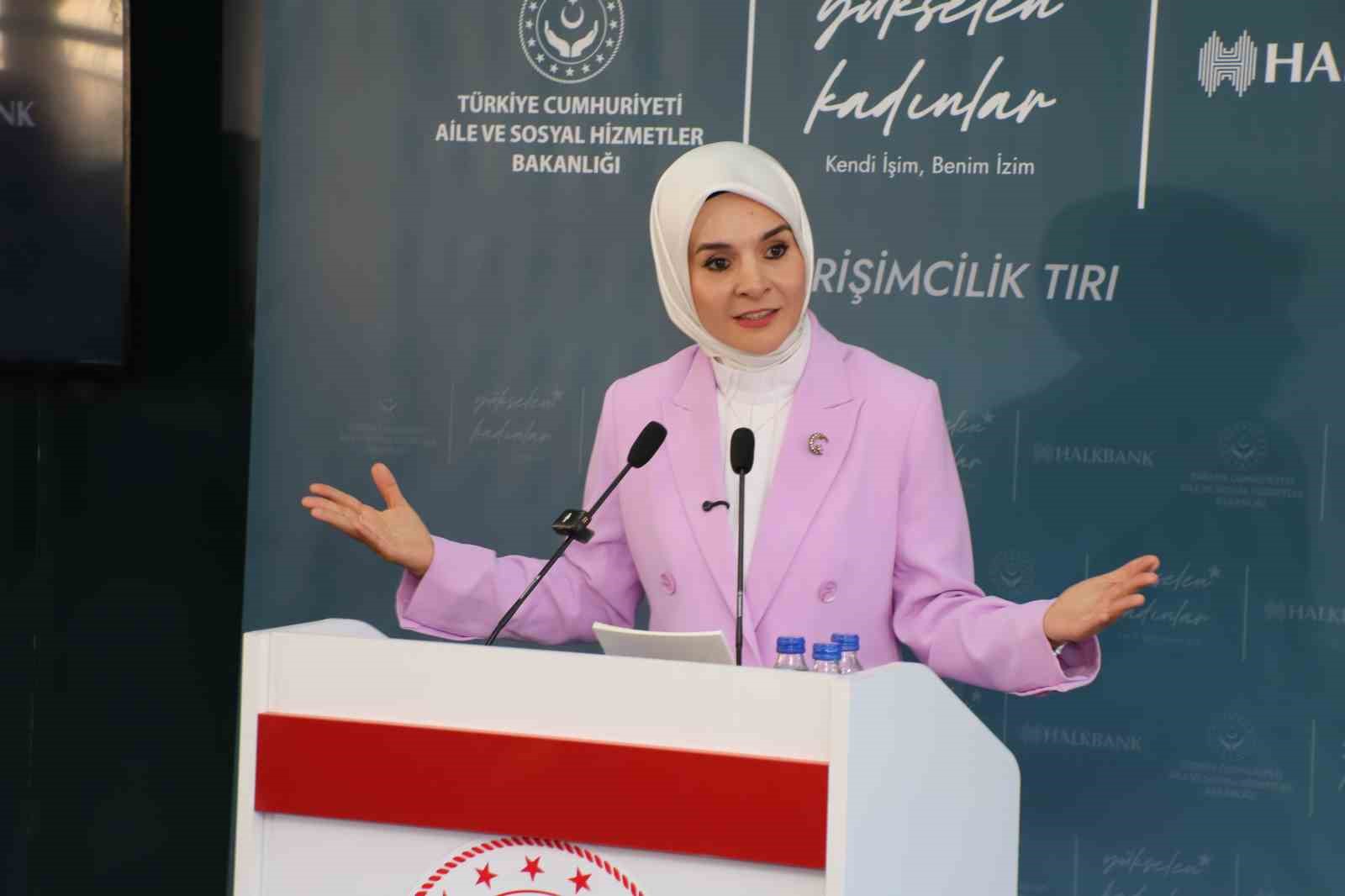 bakan-goktas-hakkari-de-kadinlarla-bulustu