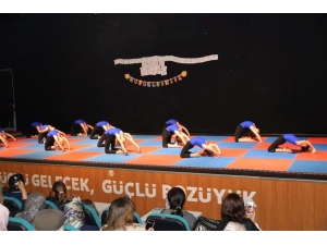 Minik Cimnastikçiler İzleyenleri Büyüledi