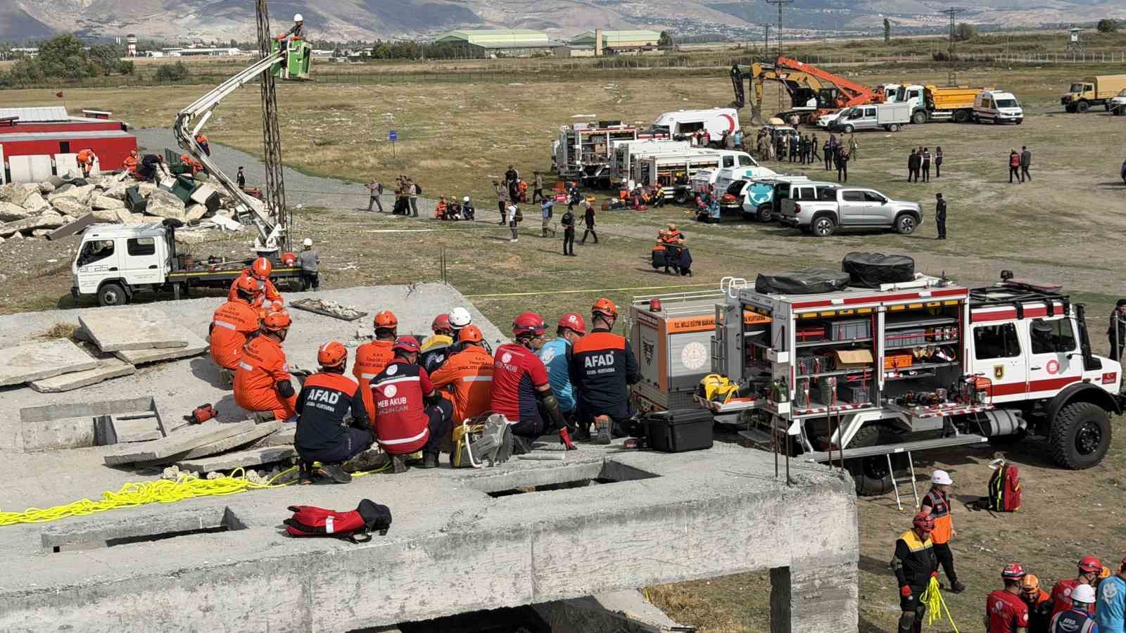 erzincan-da-6-9-buyuklugundeki-deprem-senaryosu-sahada-uygulandi