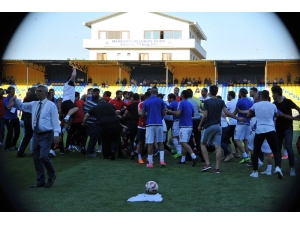 Sahanın Ortasında Tekme Tokat Kavga