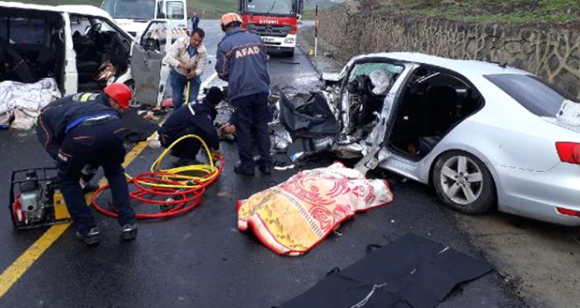 Erzurum'da İki Araç Kafa Kafaya Çarpıştı: 1'i Çocuk 5 Ölü