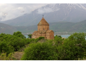 Tarihi Akdamar Adası’na Ziyaretçi Akını