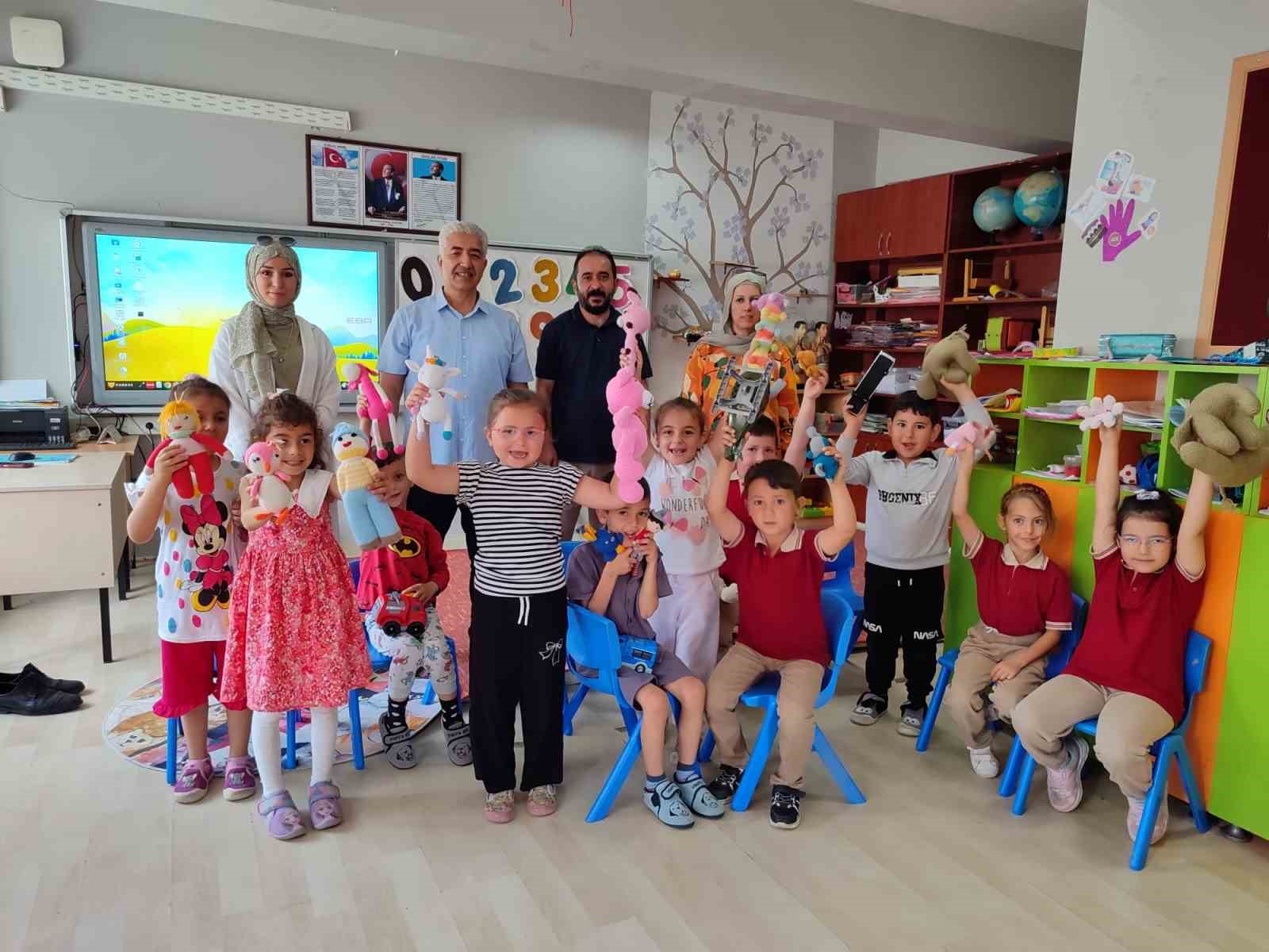 ogrenci-veli-ve-ogretmen-is-birligiyle-atik-ipler-rengarenk-oyuncaklara-donustu