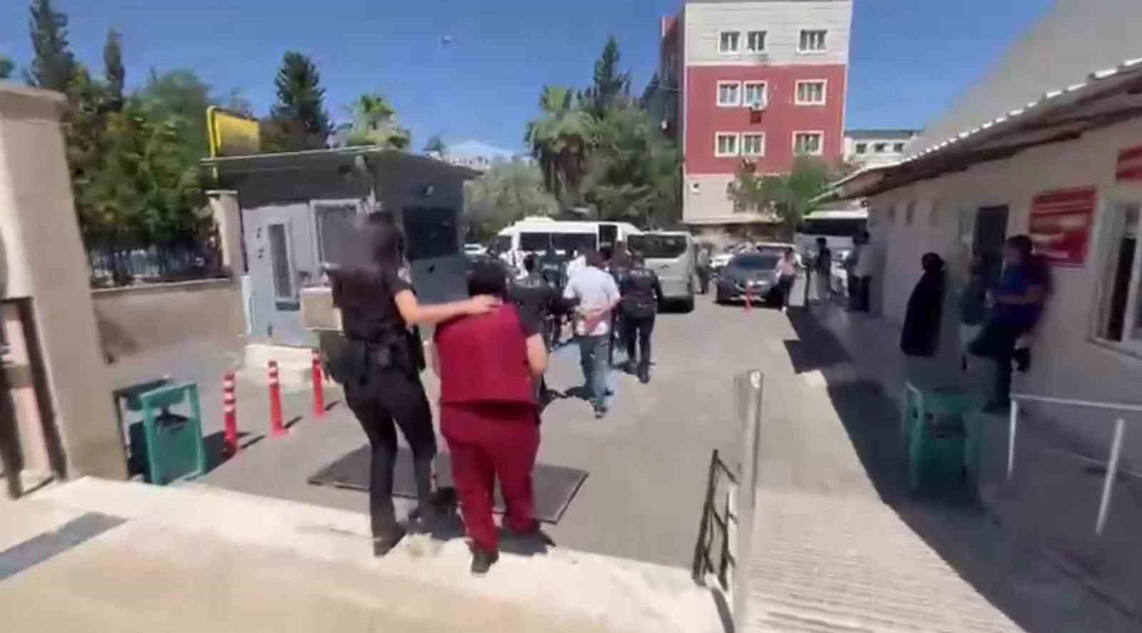 sanliurfa-da-vatandaslari-is-bulma-vaadiyle-dolandiran-5-kisi-tutuklandi