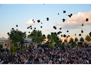 Hrü’de Fen-edebiyat Fakültesi’nin Mezuniyet Töreni Yapıldı