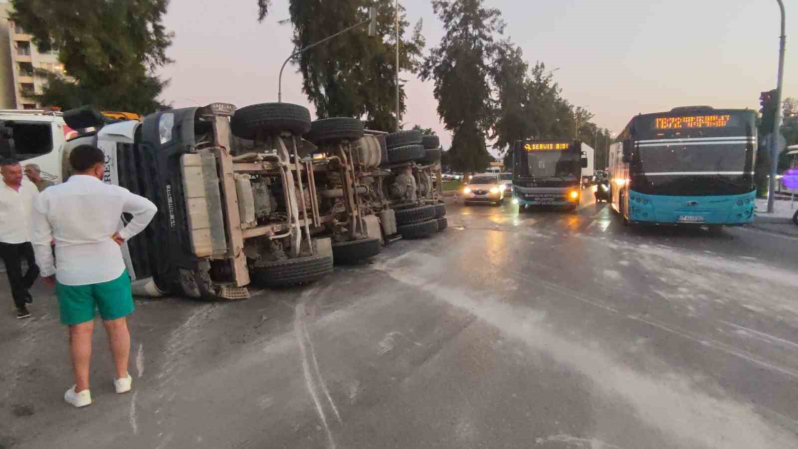 antalya-da-beton-mikseri-devrildi-1-yarali