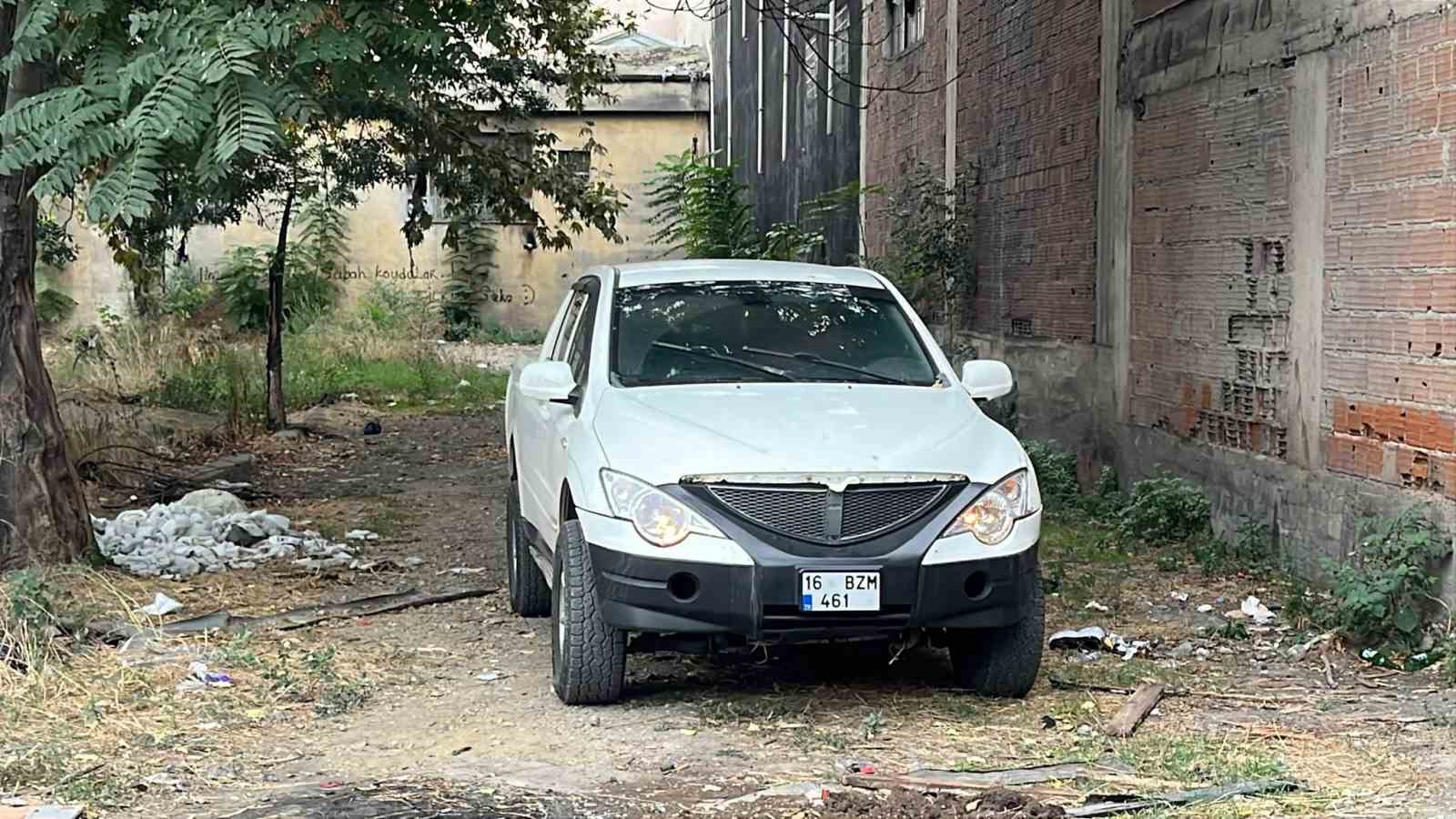 kendini-otomobile-kilitleyen-kadin-ekiplere-zor-anlar-yasatti