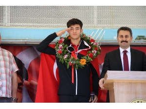 Dünya Şampiyonu Ateşli Memleketinde Coşkuyla Karşılandı