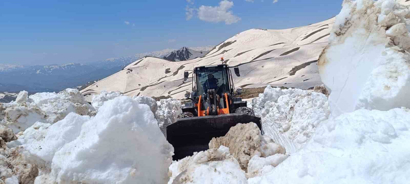 hakkari-de-yaz-gunu-karla-mucadele-devam-ediyor