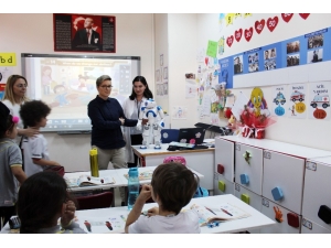 Öğretmen Robot “Elias” Türkiye’de