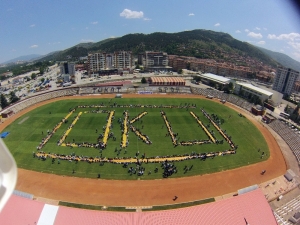 Bin 800 Öğrenci Stadyumda Kurulan Yer Sofrasında Yemek Yedi