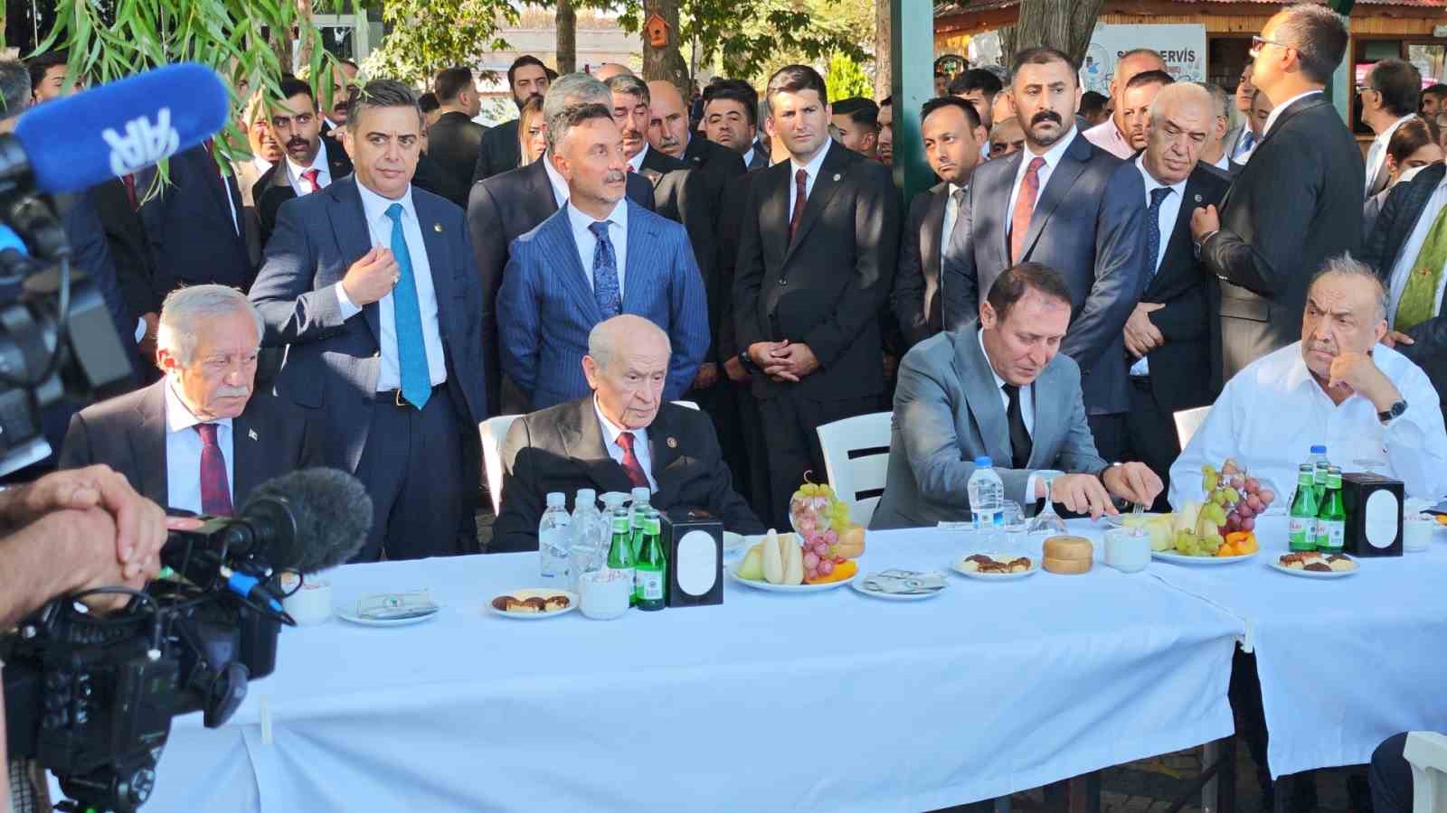 mhp-lideri-bahceli-ahlat-ta-partililer-ve-vatandaslarla-bulustu