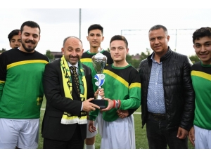 Sarımeşespor’a Kupayı Başkan Üzülmez Verdi