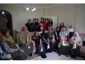 Kartepeli Büyükler, En Genç Anneyi Ziyaret Etti