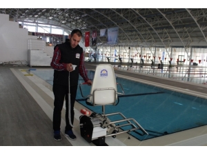 Olimpik Yüzme Havuzuna Engelli Asansörü