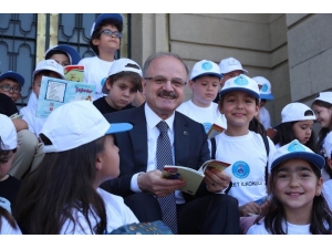 Vali Çakacak Öğrencilerle Kitap Okudu
