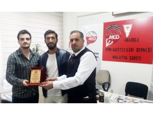 Malatya Asgd’den Golcü Bekir Yardım’a Plaket
