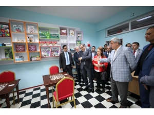 Başkan Karaosmanoğlu, Yarbay Refik Cesur İlkokulu’nun Bahar Şenliğine Katıldı