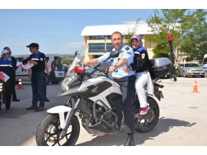 Özel Günlerinde Motosikletle Tur Atarak Toma’dan Su Sıktılar