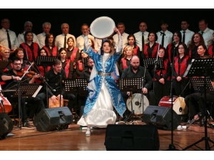 Halk Müziği Korosu Ayakta Alkışlandı