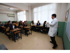 Bayraklı’da Başarılı Öğrencilere Burs Desteği