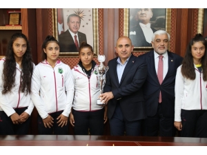 Başkan Kara Türkiye Şampiyonu Sporcular İle Bir Araya Geldi