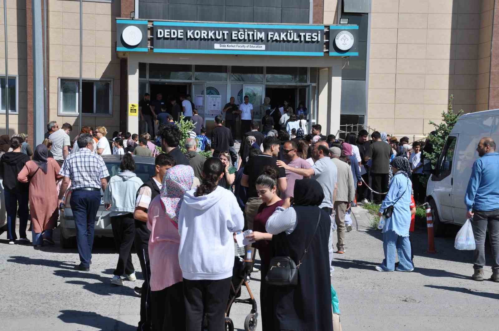 kars-ta-yks-heyecani-binlerce-aday-universite-hayali-icin-sinav-merkezlerine-akin-etti
