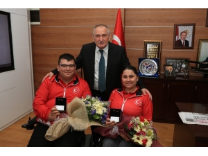 Başkan Yılmaz, Milli Sporcuları Altınla Ödüllendirdi