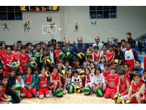 Hakkari’de ‘Veteranlar Basketbol Turnuvası’ Sona Erdi