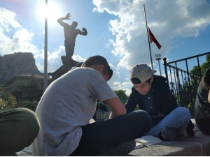 Öğrenciler Anıtpark Merdivenlerinde Kitap Okudu