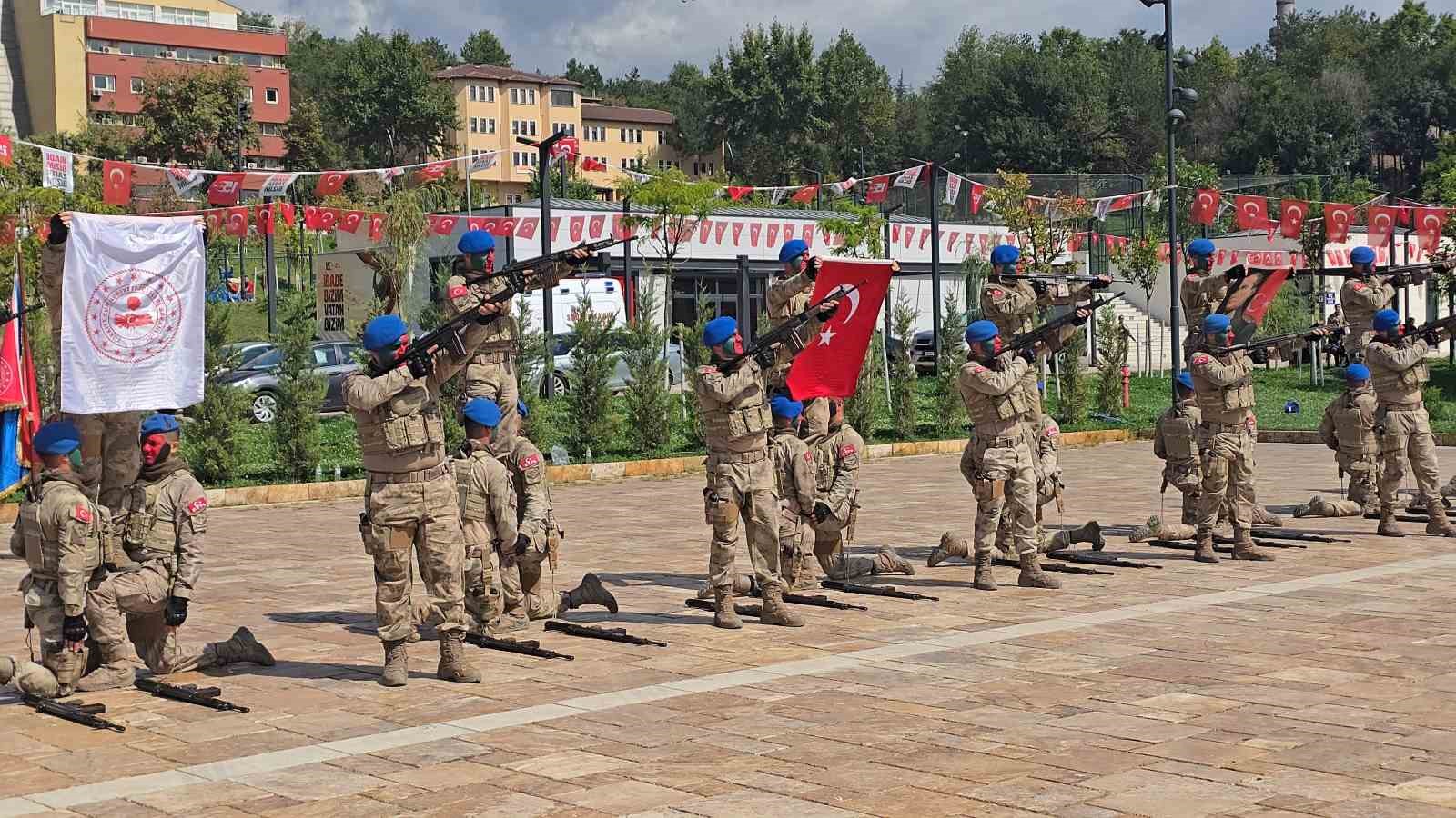 karabuk-te-30-agustos-coskusu-komandolarin-gosterisi-nefes-kesti