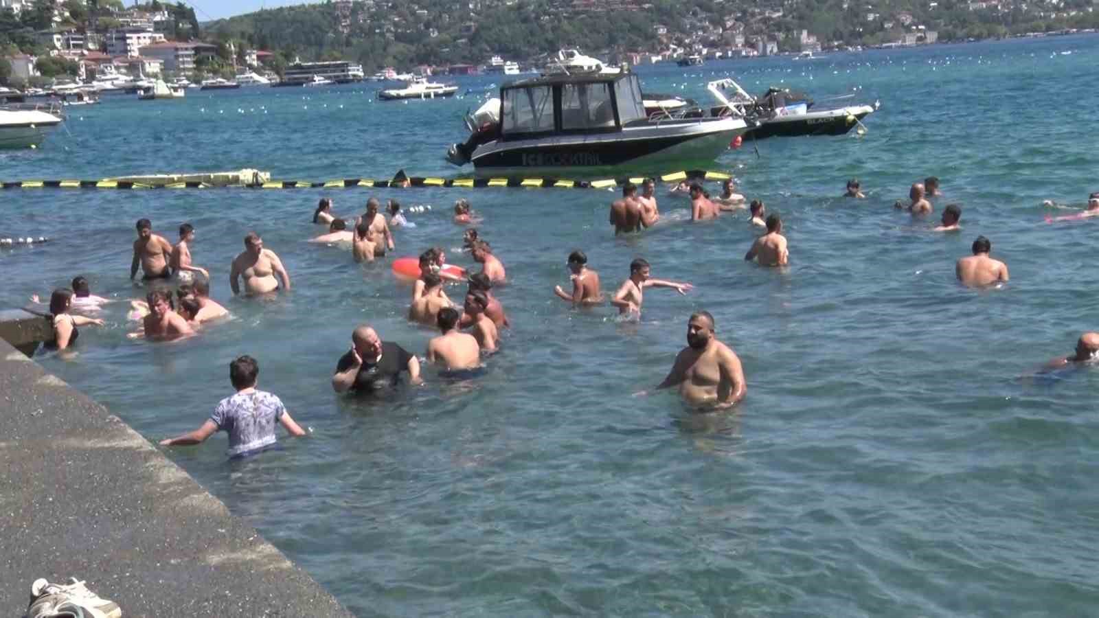 istanbul-da-sicak-hava-dalgasi-bunaltti-vatandas-kendini-bogaz-in-serin-sularina-birakti