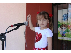 Minik Kız İstiklal Marşını Ezberledi Çevresine Örnek Oldu