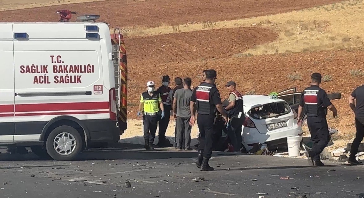 gaziantep-te-iki-arac-kafa-kafaya-carpisti-2-olu-4-yarali